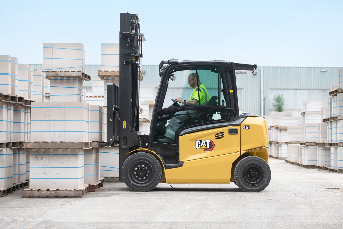 CAT EP40-55 electric forklift - Feyter Feyter Forklift Services